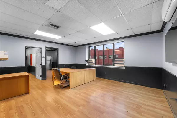 Astoria, NY 11105,18-67 42nd Street