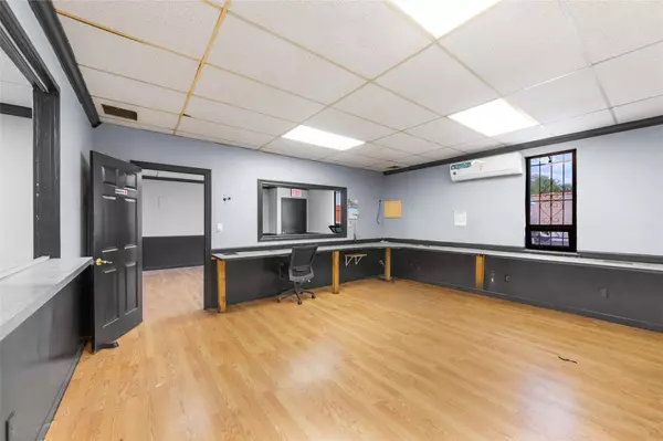 Astoria, NY 11105,18-67 42nd Street