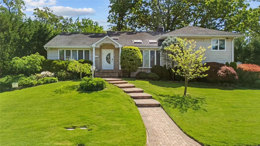 25 Belmont DR, Roslyn Heights, NY 11577