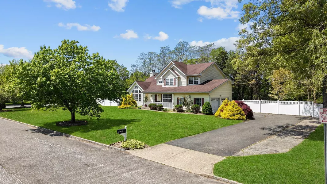 9 Sander CT, Middle Island, NY 11953