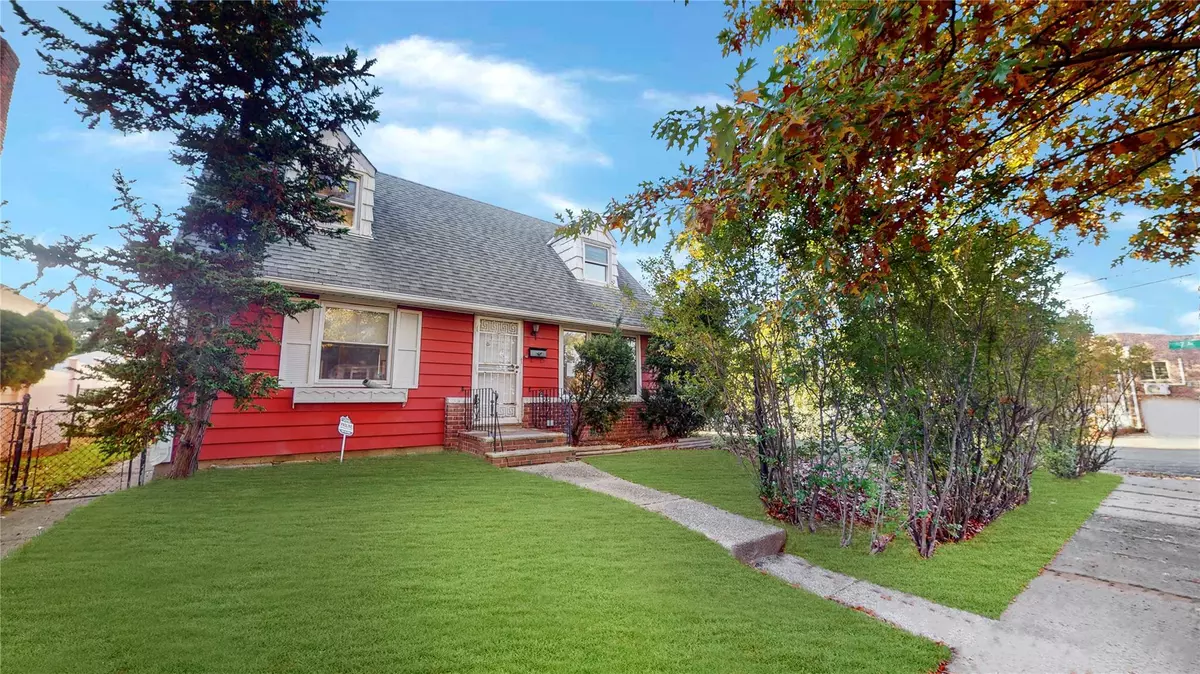 Whitestone, NY 11357,706 Leggett PL