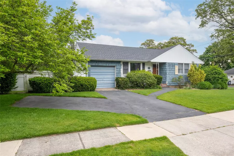 29 Joseph LN, East Norwich, NY 11732