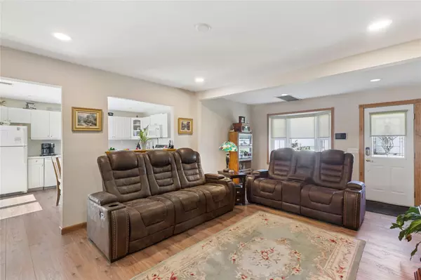 Lindenhurst, NY 11757,183 N Greene AVE