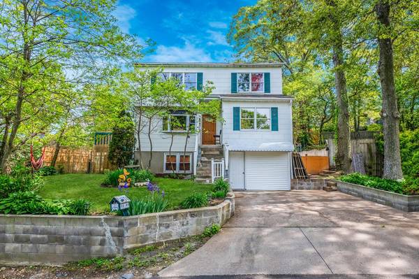 2 Queen DR, Sound Beach, NY 11789
