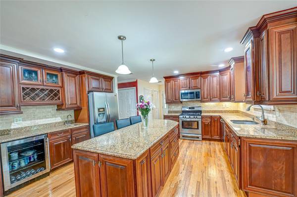 East Setauket, NY 11733,11 Daremy LN