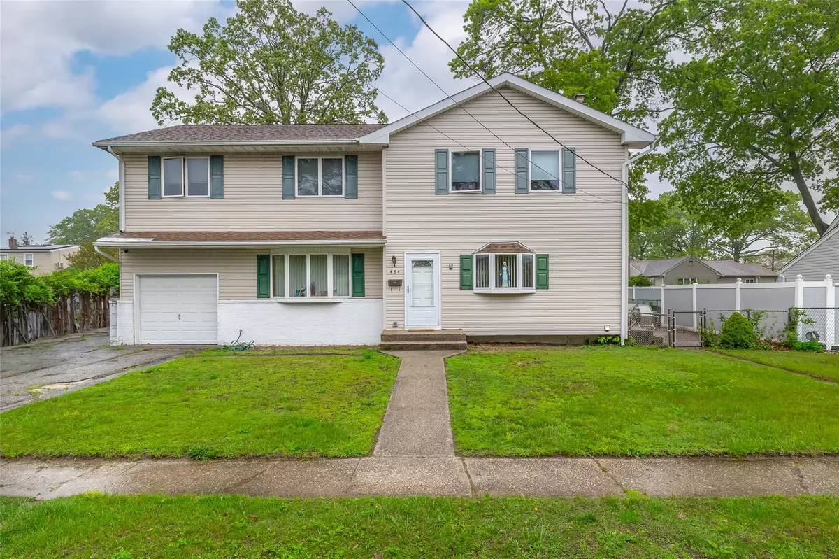 Lindenhurst, NY 11757,484 N Fulton AVE