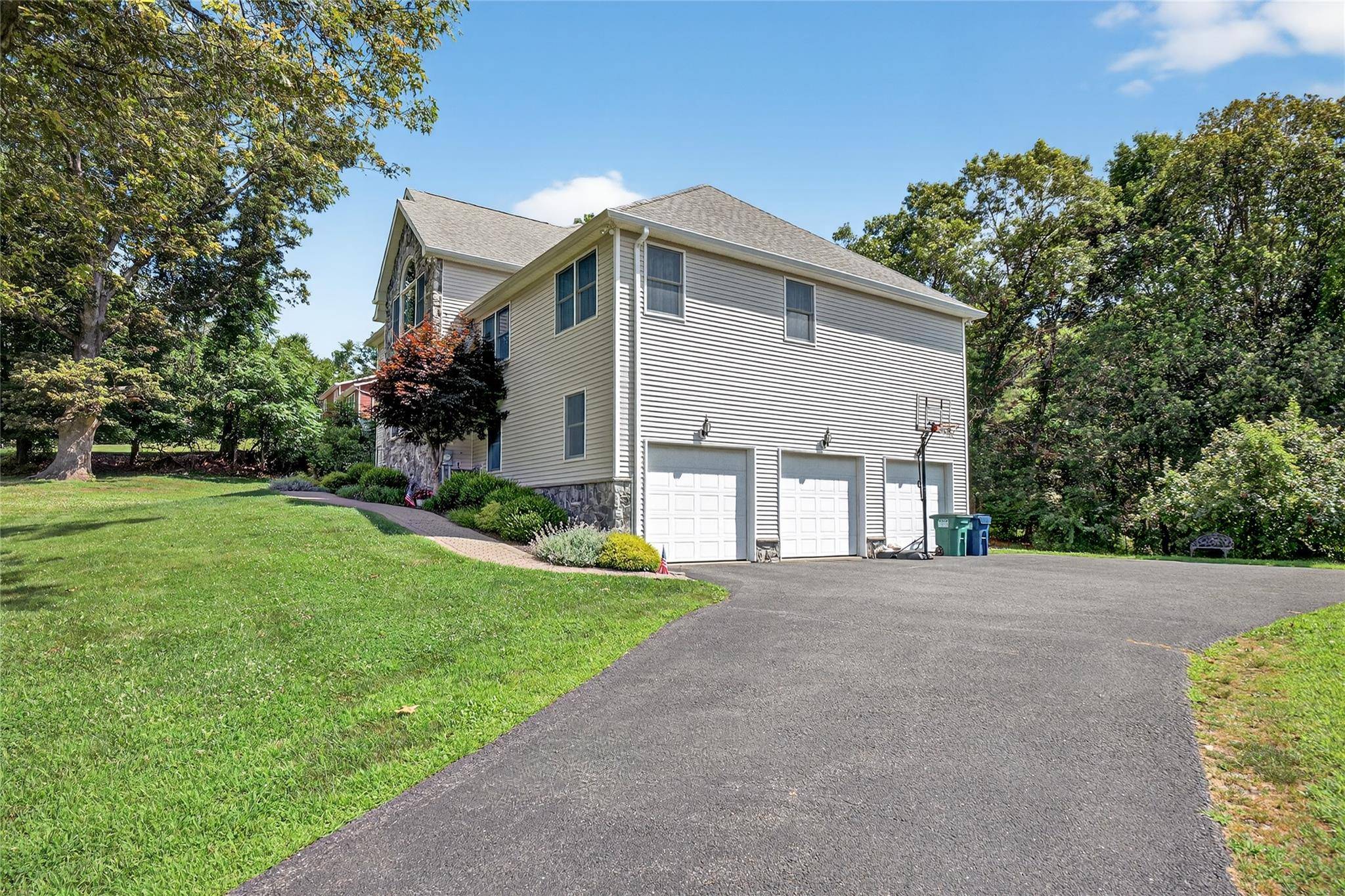 Carmel, NY 10512,37 Lindy DR