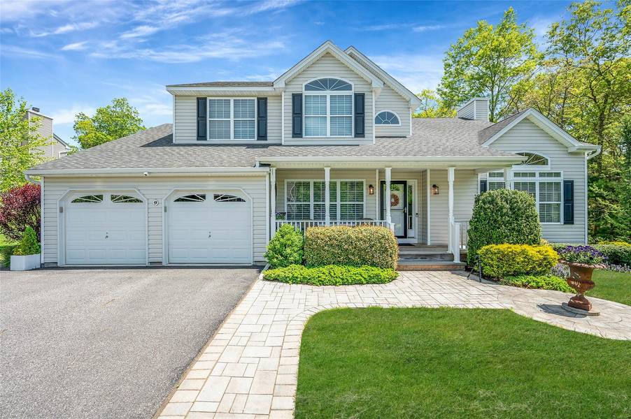 9 Nydia CT, Yaphank, NY 11980