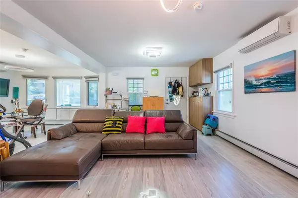Great Neck, NY 11020,7 Clark DR