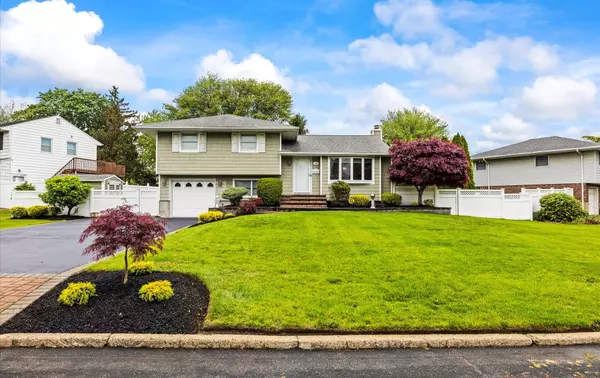19 Walter CT, Commack, NY 11725