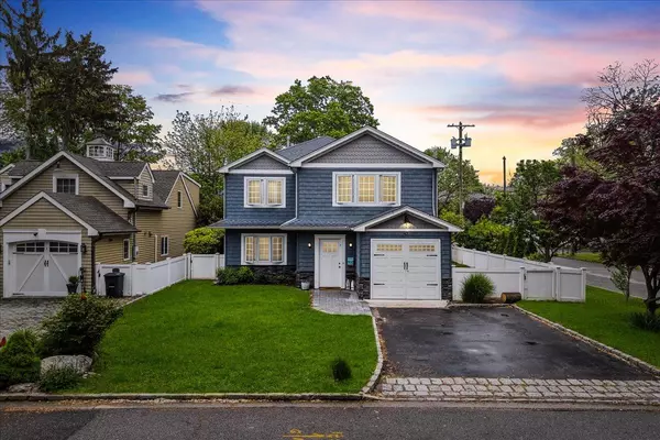 42 Sagamore Hill DR, Port Washington, NY 11050