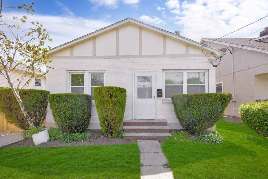 10 Wellington PL, Hempstead, NY 11550