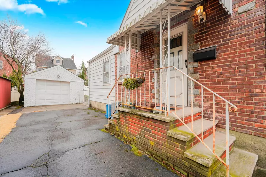 95 Byson AVE, Staten Island, NY 10302