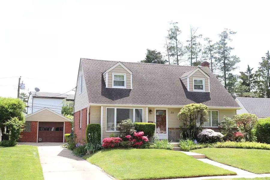 35 Morris DR, New Hyde Park, NY 11040