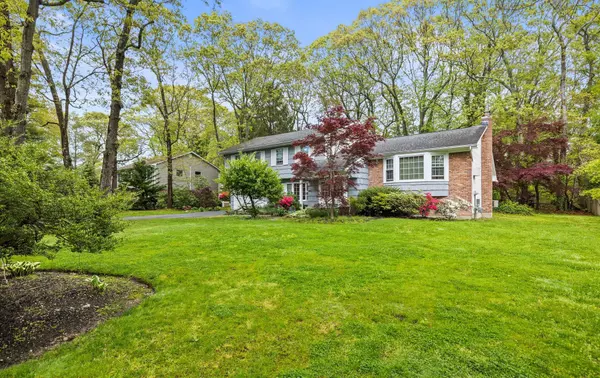 Dix Hills, NY 11746,18 McLane DR