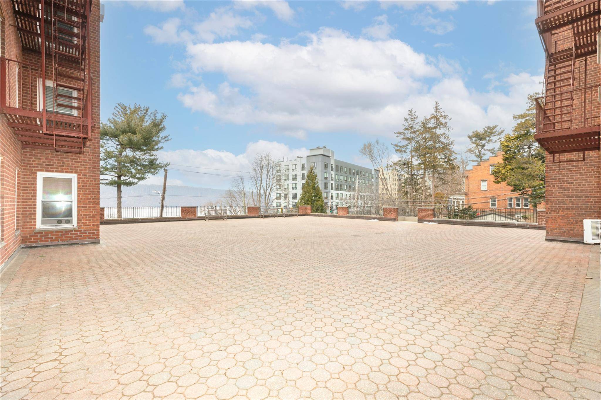 Yonkers, NY 10701,1 Hawley TER #5E