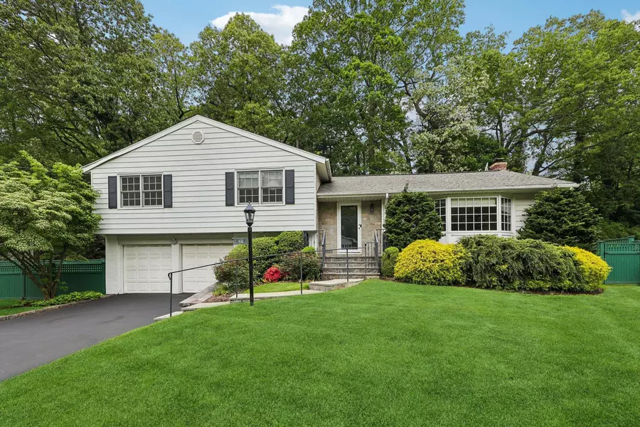 56 Rolling WAY, New Rochelle, NY 10804