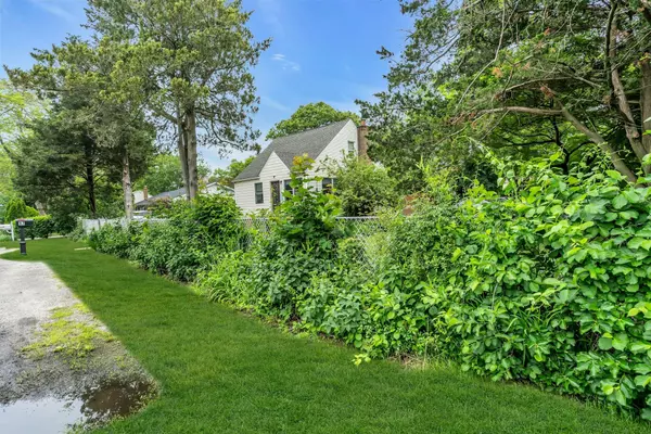 Shirley, NY 11967,17 Lexington RD