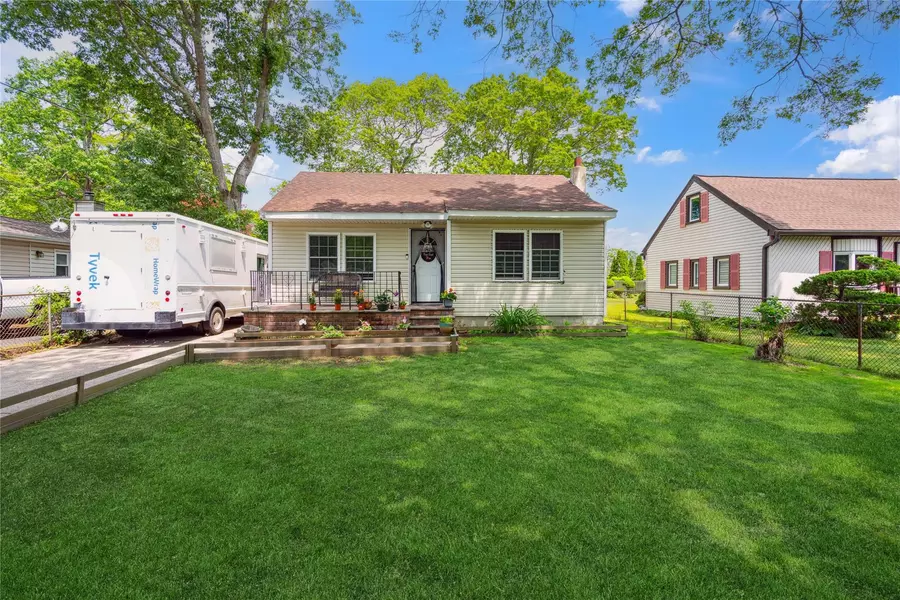 35 Laurel LN, Shirley, NY 11967