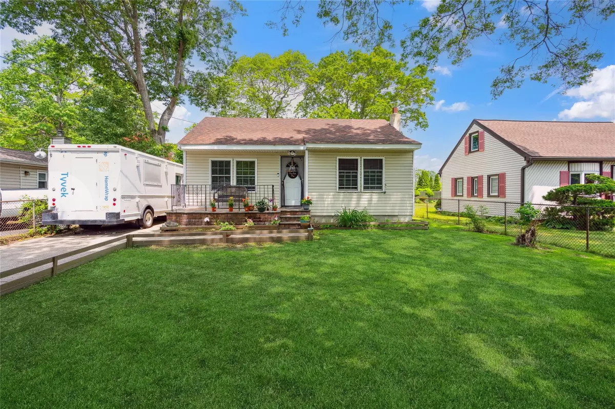 Shirley, NY 11967,35 Laurel LN