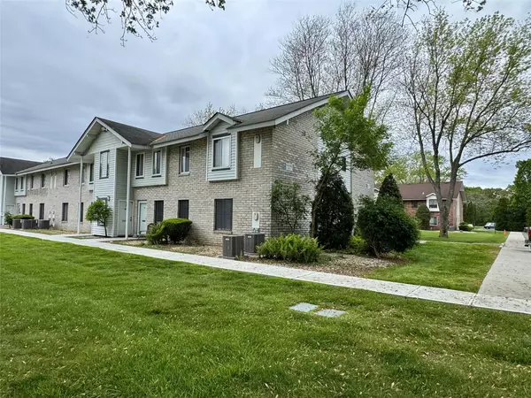 17 Cheyenne CT #C17, Coram, NY 11727