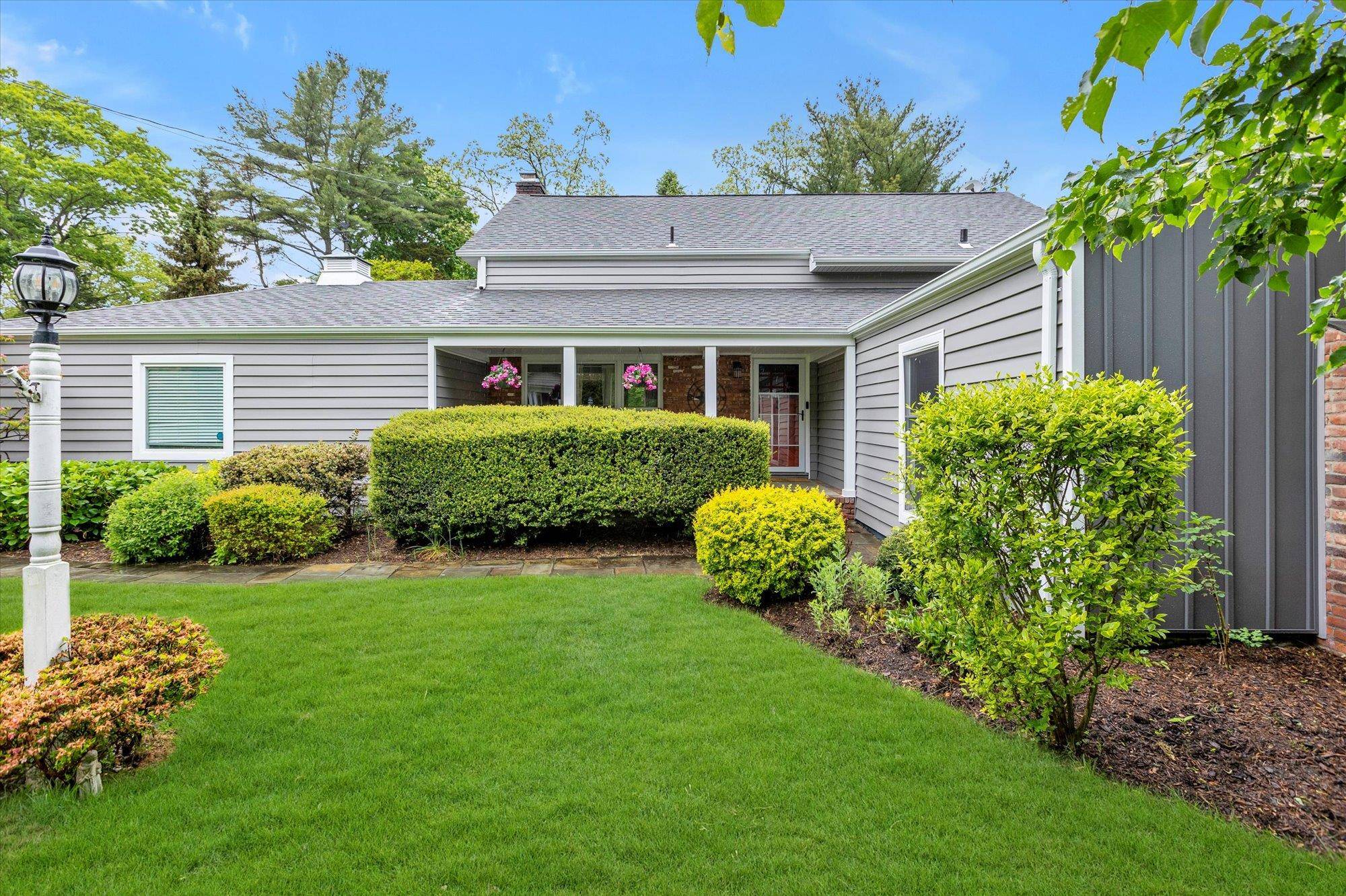 4 Brittany CT, Northport, NY 11768