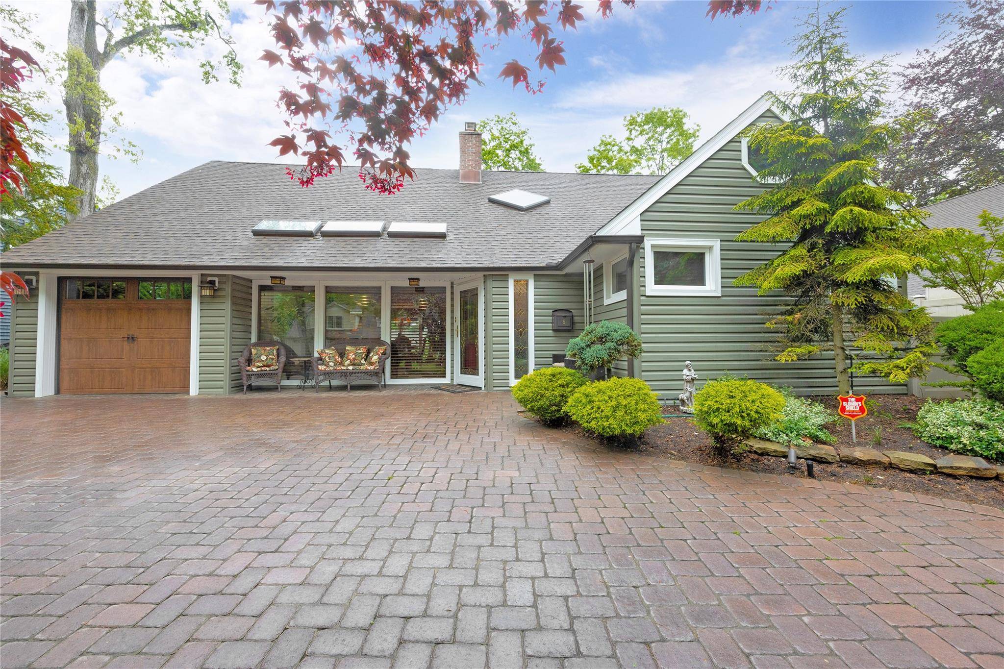 North Merrick, NY 11566,5 Oak Brook LN