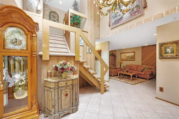 North Merrick, NY 11566,5 Oak Brook LN