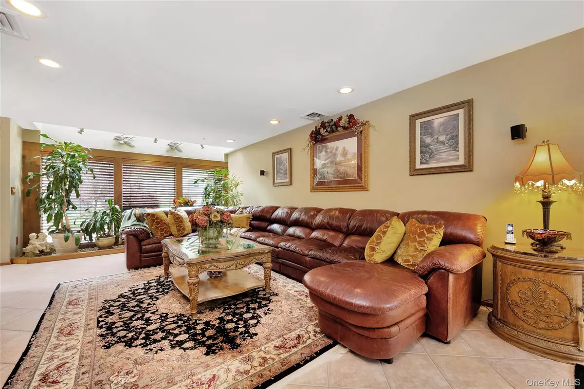 North Merrick, NY 11566,5 Oak Brook LN