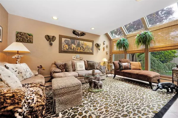 North Merrick, NY 11566,5 Oak Brook LN