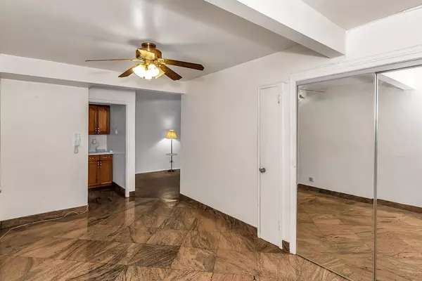 Queens Village, NY 11427,87-40 Francis Lewis BLVD #B38