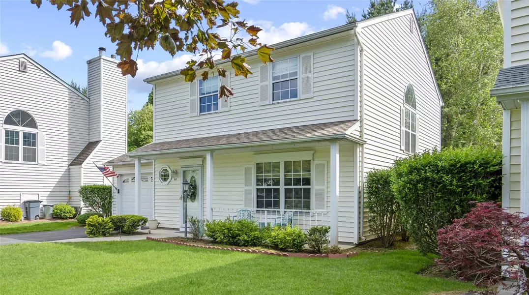 12 Woodchuck TRL, Coram, NY 11727