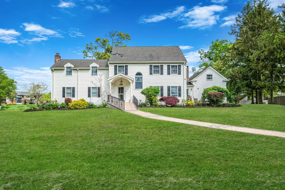 Bayport, NY 11705,21 Demarre LN