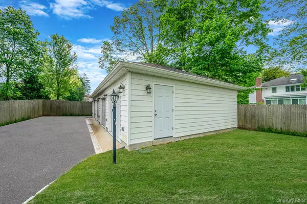 Bayport, NY 11705,21 Demarre LN