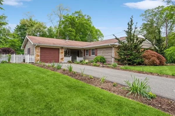 14 Sanford LN, Stony Brook, NY 11790