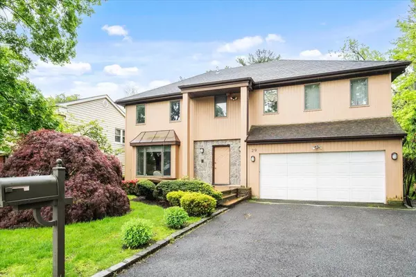 29 Sunset RD,  Albertson,  NY 11507