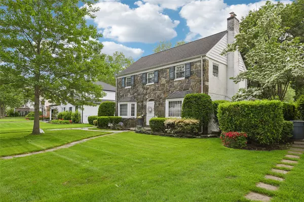42 Huntington RD, Garden City, NY 11530