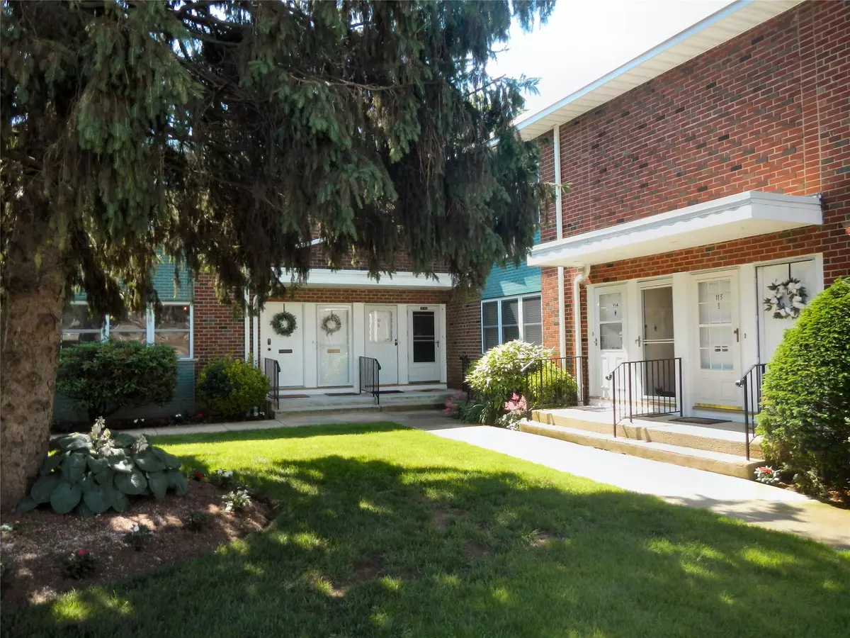 West Babylon, NY 11704,106 Farber DR #106