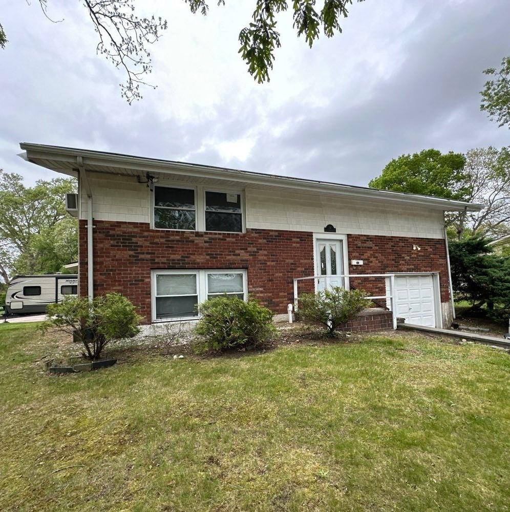 14 Split Cedar DR, Islandia, NY 11749