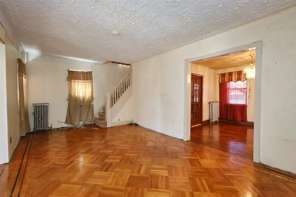 Hollis, NY 11423,90-62 204th ST