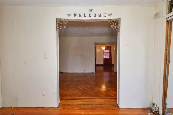 Hollis, NY 11423,90-62 204th ST