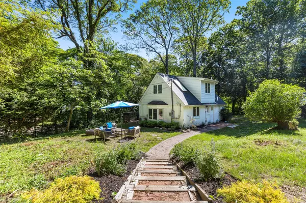 Stony Brook, NY 11790,5 1/2 Locust AVE