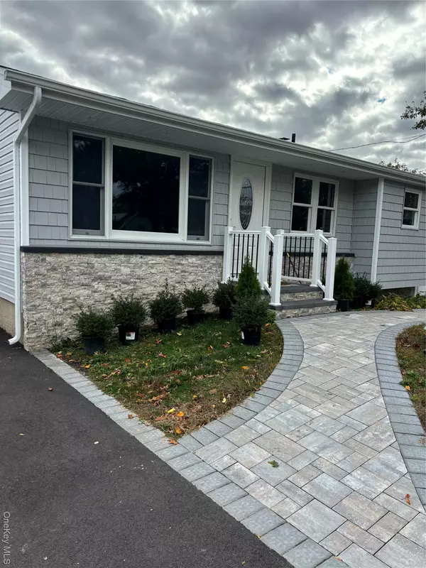 14 Chenango DR, Bay Shore, NY 11706