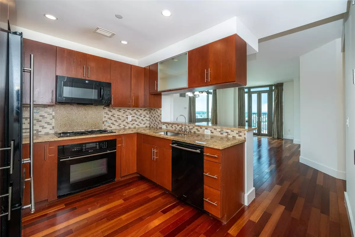 New Rochelle, NY 10801,175 Huguenot. ST #1607