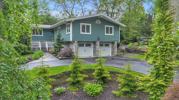 7 Tuxedo DR, Melville, NY 11747