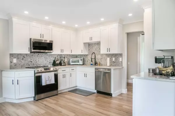 Bellport, NY 11713,11 Susan DR