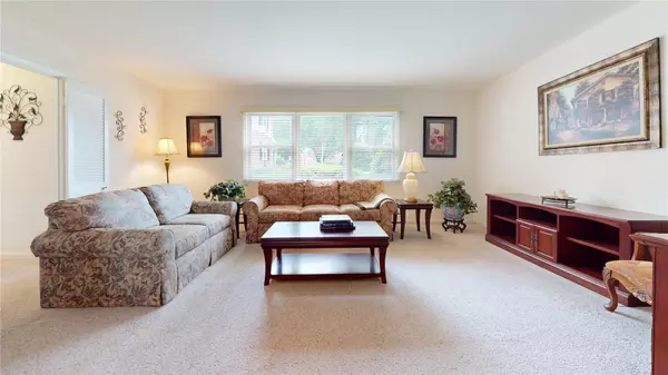 Suffern, NY 10901,10 Lenox CT #806