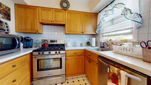 Suffern, NY 10901,10 Lenox CT #806