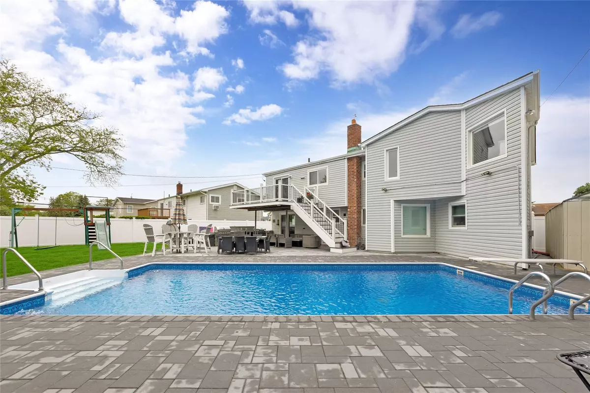 Bethpage, NY 11714,23 Evelyn DR