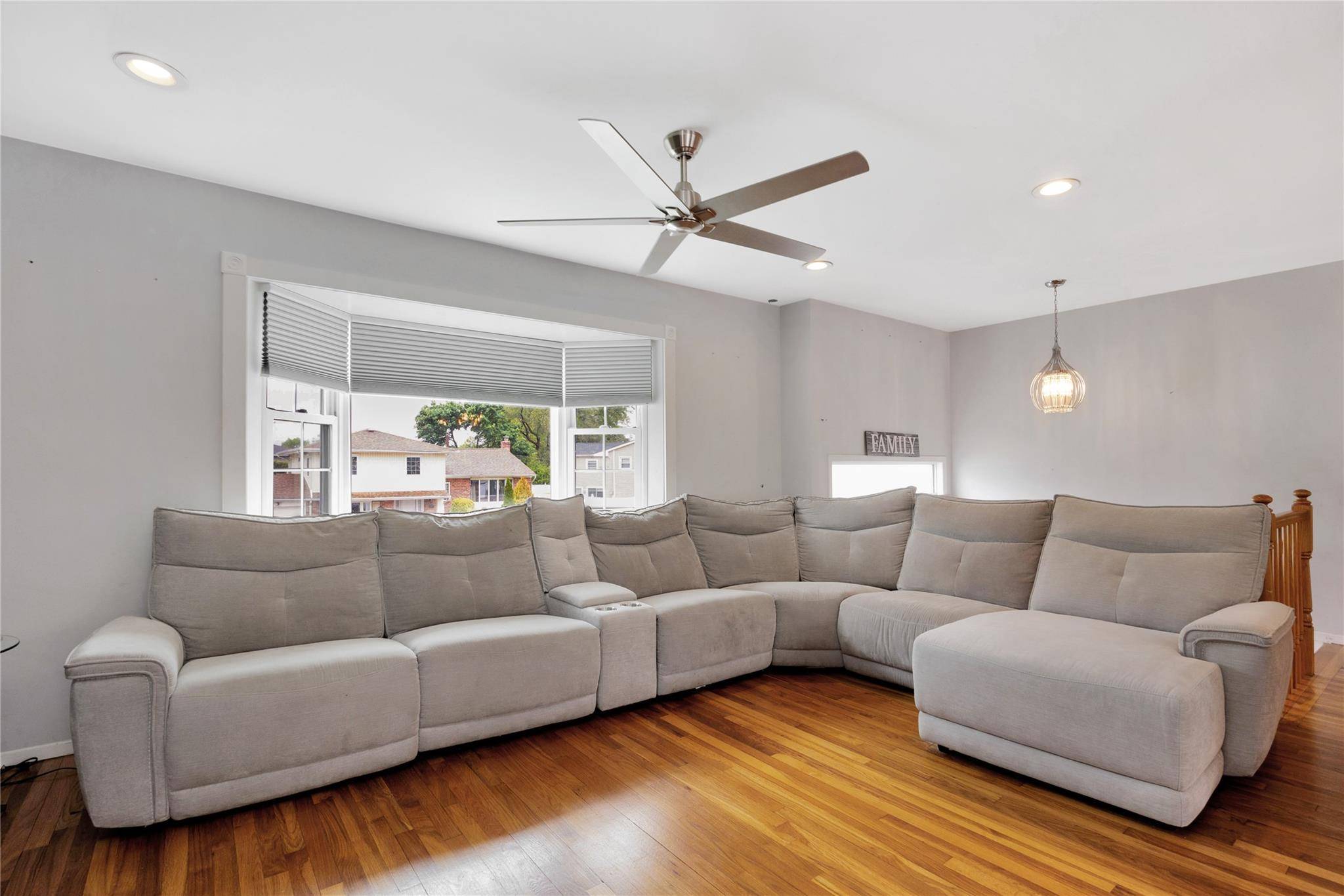 Bethpage, NY 11714,23 Evelyn DR